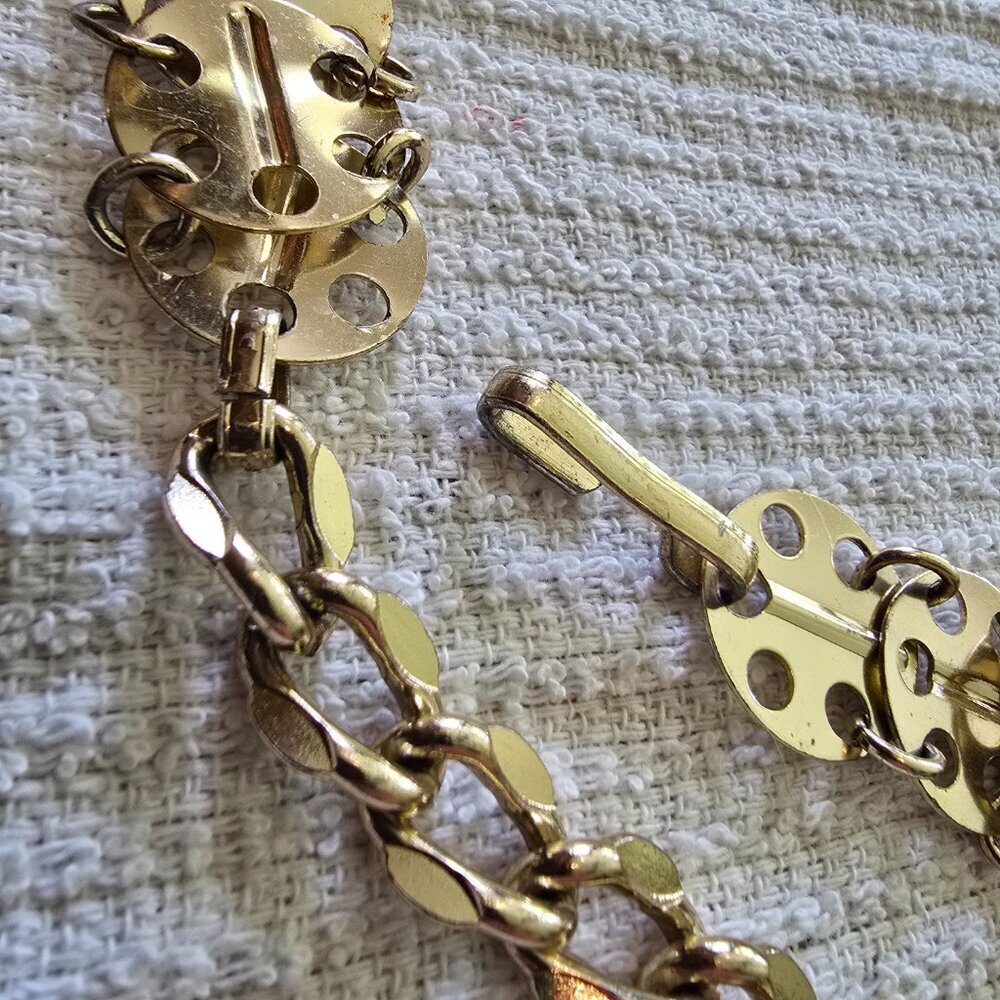 Vintage Medallion Link Belt in Gold with Coin Pendant​​​ - Picture 5 of 7